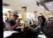 Samsat Polres Semarang Berikan Reward Coklat kepada Wajib Pajak Tertib Bayar Pajak Tahunan