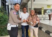 Polres Semarang Beri Reward Coklat kepada Wajib Pajak Tertib Bayar Pajak Sebelum Jatuh Tempo