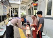 Ajak Tertib Pajak Sejak Dini, Samsat Polres Semarang Beri Coklat Untuk Anak Pendamping Wajib Pajak