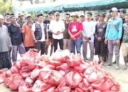 Amad Leumbeng Bagikan Bantuan kepada Korban Banjir di Lokop