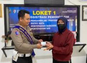 Polantas Satpas Semarang Beri Reward Coklat untuk Pemohon Taat Perpanjangan SIM