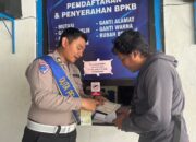 Petugas Lakukan Pengecekan Berkas BPKB Sebelum Diserahkan kepada Pemilik