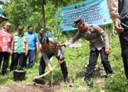 Kapolres Wonogiri Bersama Masyarakat Tanam Ratusan Pohon Beringin di Lahan Kritis