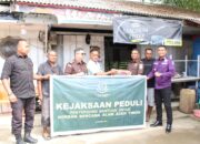 Kejari Aceh Timur Salurkan Bantuan Sembako kepada Korban Banjir di Julok.