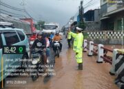 Polisi Siaga Atur Lalin Saat Banjir Rendam Jalan Kudus–Pati