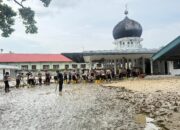 Polres Lhokseumawe Bersama Brimob dan Warga Bersihkan Masjid Syuhada Madan Pascabanjir Bandang