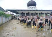 Polres Lhokseumawe dan BKO Brimobda Kaltim Gotong Royong Bersihkan Masjid Syuhada Pascabanjir di Aceh Utara