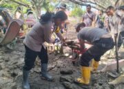 Kapolres Lhokseumawe Terjun Langsung Bersihkan Sekolah Terdampak Banjir di Muara Batu