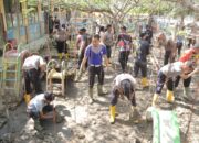 Dua Hari Berjibaku dengan Lumpur, Polres Lhokseumawe Tuntaskan Pembersihan SD Negeri 8 dan TK Pembina Muara Batu