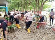Polres Lhokseumawe Bersama Brimob Kaltim Bersihkan SMA Negeri 1 Samudera Pascabanjir Bandang
