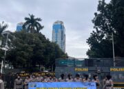 Polisi Bagikan Snack dan Air Mineral ke Massa Aksi Buruh di Depan Gedung Danareksa