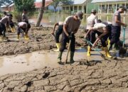 Kabag Ops Polres Lhokseumawe Pimpin Pembersihan Lanjutan SMK Negeri 1 Muara Batu Pascabanjir