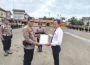 Kapolres Lhokseumawe Beri Penghargaan kepada Aipda Maulizar, Pertaruhkan Nyawa Selamatkan Warga Terjebak Banjir