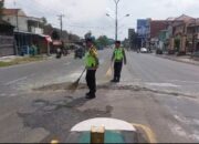 Waduh! Tumpahan Cor Berbahaya di Jalan Raya, Gerak Cepat Polsek Sambungmacan Bersihkan Demi Keselamatan Warga