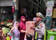Si Ratib “Dolan” ke Pasar Bunder, Polisi Sragen Sapa Warga Sambil Sampaikan Pesan Keselamatan dan Berbagi Hadiah