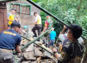 Keringat, Doa, dan Sinergi: Polsek Plupuh Berjibaku Ringankan Beban Korban Tanah Longsor