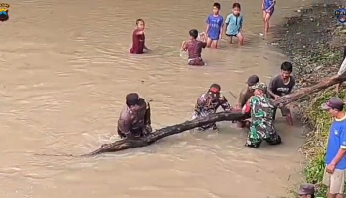 Bekerja Dengan Hati, Polsek Karangmalang Pimpin Aksi Gotong Royong Selamatkan Aliran Sungai Kedungwaduk