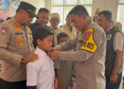 Kapolres Lhokseumawe Serahkan Seragam Sekolah untuk Siswa SD di Muara Batu