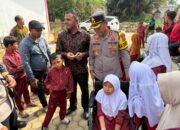 Kapolres Lhokseumawe Serahkan Kursi Roda kepada Siswi Yatim Penyandang Disabilitas di Muara Batu