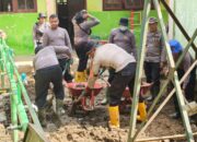 Polres Lhokseumawe dan BKO Brimob Kaltim Gotong Royong Bersihkan MTsN 10 Sawang