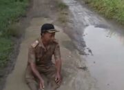 Jalan Rusak Bertahun-tahun Tak Tersentuh, Kades Ngepringan Turun Langsung Protes Demi Keselamatan Warga