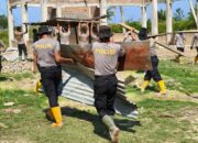 Polres Lhokseumawe Bersama BKO Brimob Kaltim Gotong Royong Bersihkan Balai Pengajian Darul Ilmi Pascabanjir