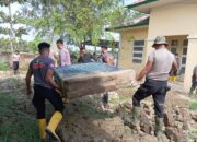 Polres Lhokseumawe Bersama BKO Brimob Kaltim Bersihkan Puskesmas Babah Buloh Pasca Banjir