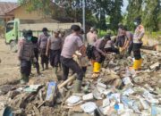 Polres Lhokseumawe dan BKO Brimob Kaltim Lanjutkan Pembersihan SD Negeri 3 Sawang Pascabanjir