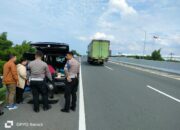 Cegah Kecelakaan Fatal, Petugas PJR Polda Jateng Beri Teguran Humanis Hingga Bantu Pengendara Ganti Ban