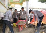 Mahasiswa STIK Angkatan 83 bersama Personel Polres Pidie Bersihkan Meunasah Terdampak Banjir di Mutiara Timur
