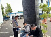 Polantas Menyapa: Petugas Satpas Karanganyar Berikan Edukasi Tata Cara Pengisian Formulir Permohonan SIM