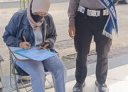 Polantas Menyapa: Petugas Satpas Karanganyar Siap Siaga Berikan Arahan Mekanisme Pengisian Formulir Permohonan SIM