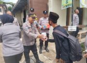 Dekat dengan Rakyat, Personel Polsek Kedungwuni Sapa Pengguna Jalan Lewat Aksi Sosial