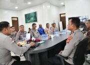 Kapolres Aceh Timur Serahkan Penghargaan Kapolda Aceh kepada Purnawirawan