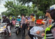 Hari Pertama Puasa, Polresta Surakarta Bagikan Ratusan Takjil, Pengendara Sampaikan Terima Kasih dan Apresiasi