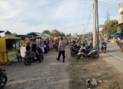 Ramai Berburu Takjil, Polisi Sigap Atur Lalu Lintas di Simpang Pasar Keude Bayu Jelang Magrib Narasi Berita: