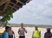 POLANTAS SRAGEN EDUKASI DRIVER COMBI DAN TRAKTOR UNTUK BERSIHKAN KOTORAN TANAH DI JALAN RAYA GUNA CEGAH KECELAKAAN