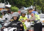 Satlantas Sragen Ngabuburit, Tebar 200 Takjil Ramadan di Simpang Sukowati