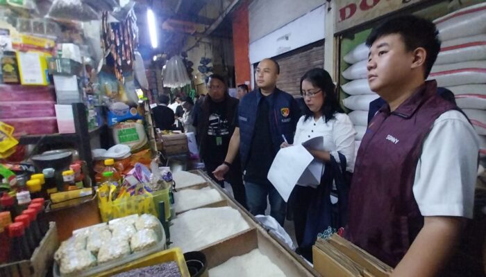 Satgas Saber Polda Metro Jaya Cek Harga dan Ketersediaan Bapokting di Pasar Jakarta Barat Jelang Idul Fitri