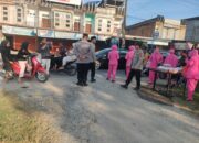 Bhayangkari Ranting Idi Rayeuk Bersama Polsek Idi Rayeuk Bagikan Takjil kepada Masyarakat