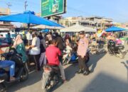 Cegah Kemacetan Jelang Berbuka, Personel Polsek Muara Satu Amankan Aktivitas Masyarakat di Pasar Batuphat