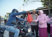 Kapolres Lhokseumawe Bersama Bhayangkari Bagikan Takjil kepada di Kuta Makmur