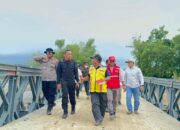 Kapolres Lhokseumawe dan Dansatgas Brimob Cek Jembatan Bailey Sawang, Motor Masih Bisa Melintas