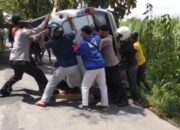 Hari Pertama Operasi Ketupat Candi 2026, Kapolsek Sumberlawang Pimpin Evakuasi Mobil Masuk Parit di Mojopuro