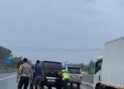Sigap Melihat Mobil Mogok ditengah Lajur Tol, Kasat Lantas Polres Semarang Turun Tangan