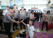 Kapolda Metro Jaya Sapa Anak-anak di Terminal Pulogebang, Bagikan Cokelat di Ruang Ramah Anak