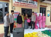 Personel POLSEK Bola dan BHAYANGKARI Ranting Bola Berbagi Takjil dan Paket Ramadan