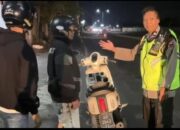 Polisi Baik, Petugas Patroli Polsek Sidoharjo Bantu Dua Warga Alami Motor Mogok Akibat Kehabisan BBM