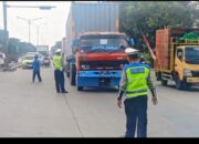 Masih Ditemukan Pelanggaran SKB, Polda Jateng Lakukan Penyekatan Kendaraan Sumbu Tiga di Terboyo Semarang