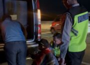 Kehadiran Polisi Membuat Pemudik Lega, Setelah Terjebak di Bahu Tol Akibat Pecah Ban